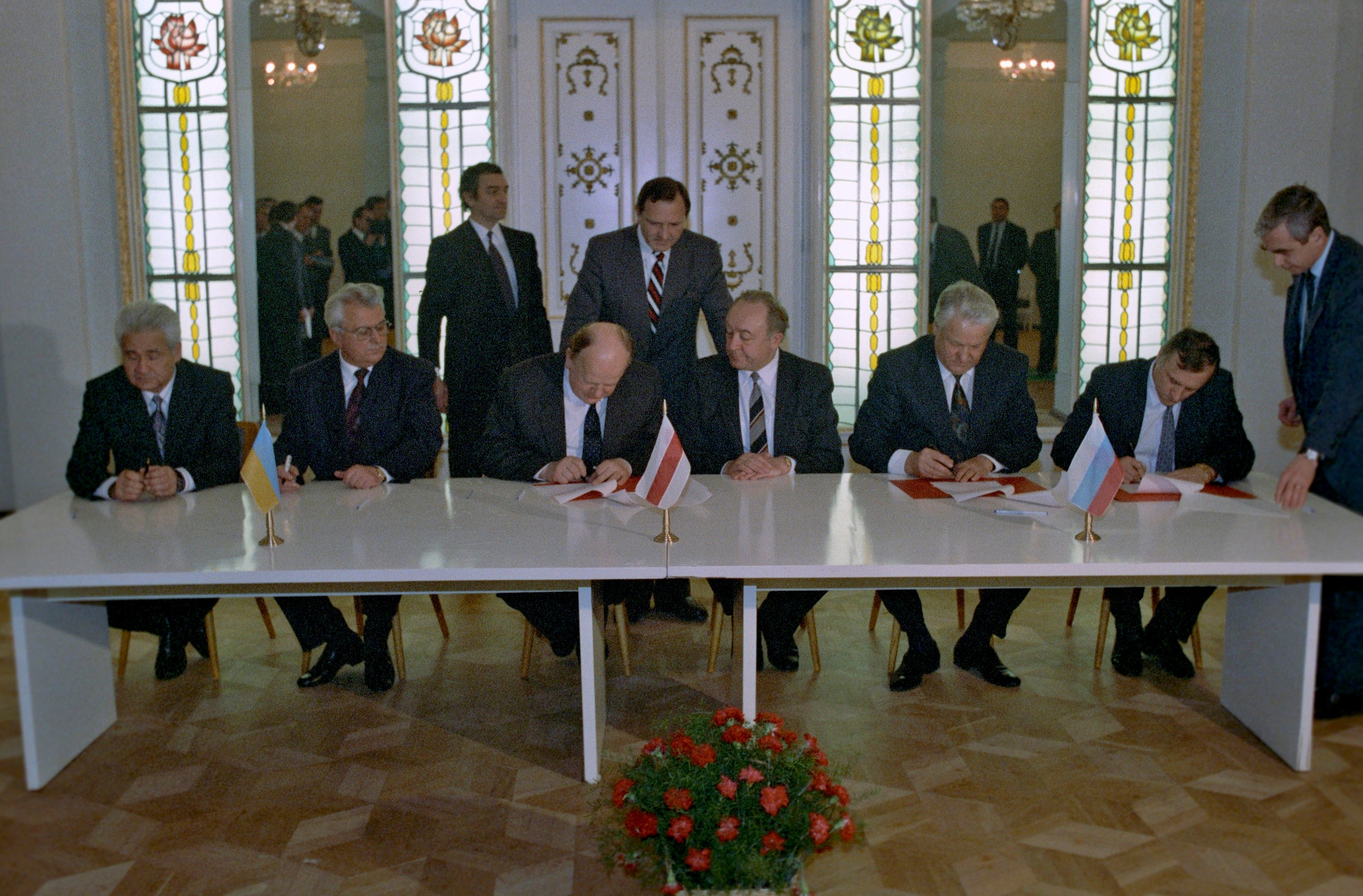 An image showing leaders of Russia and the USSR signing the Belovezha Accords, which formally ended the Soviet Union in 1991
