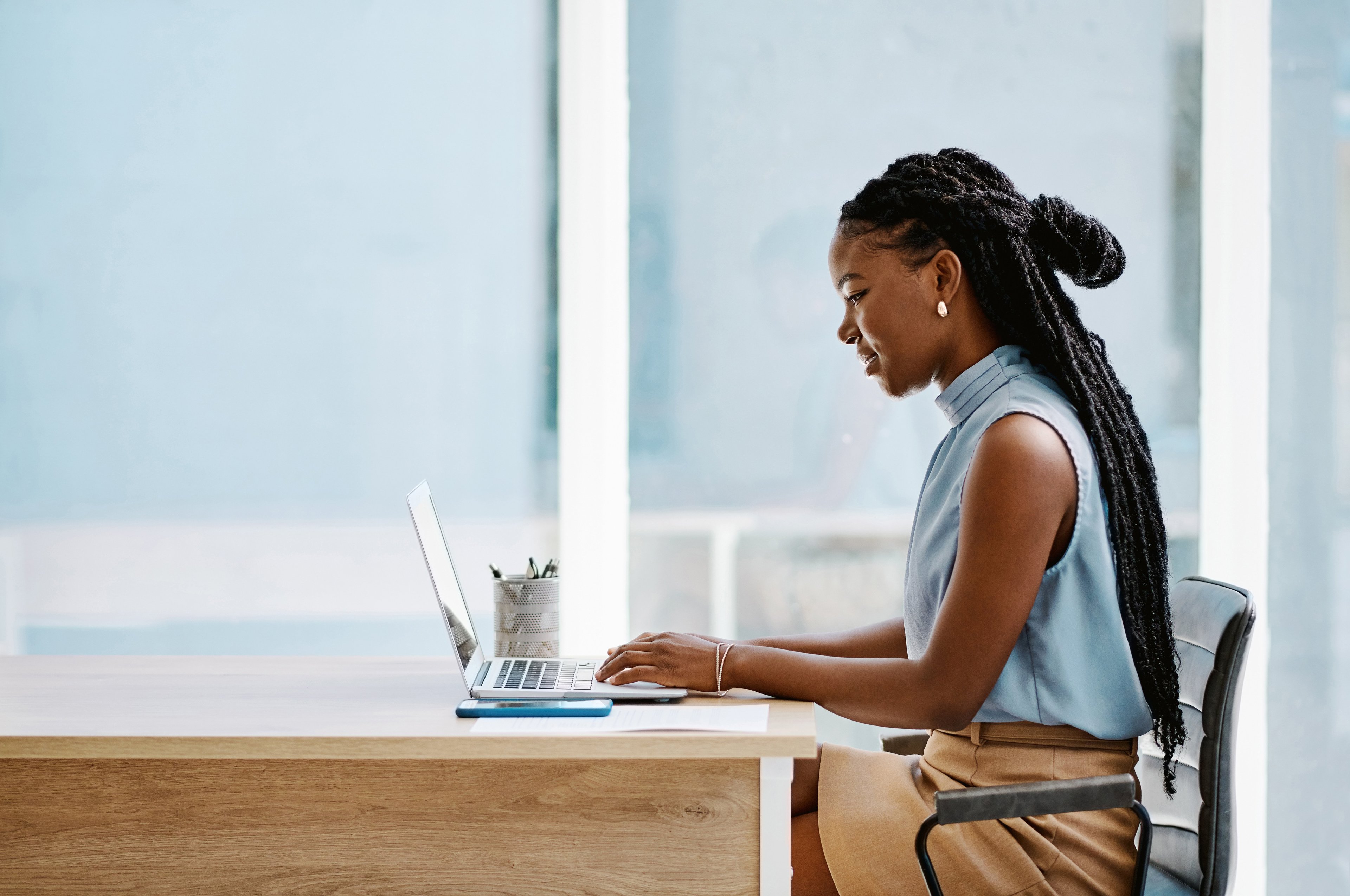 Woman working in a laptop
