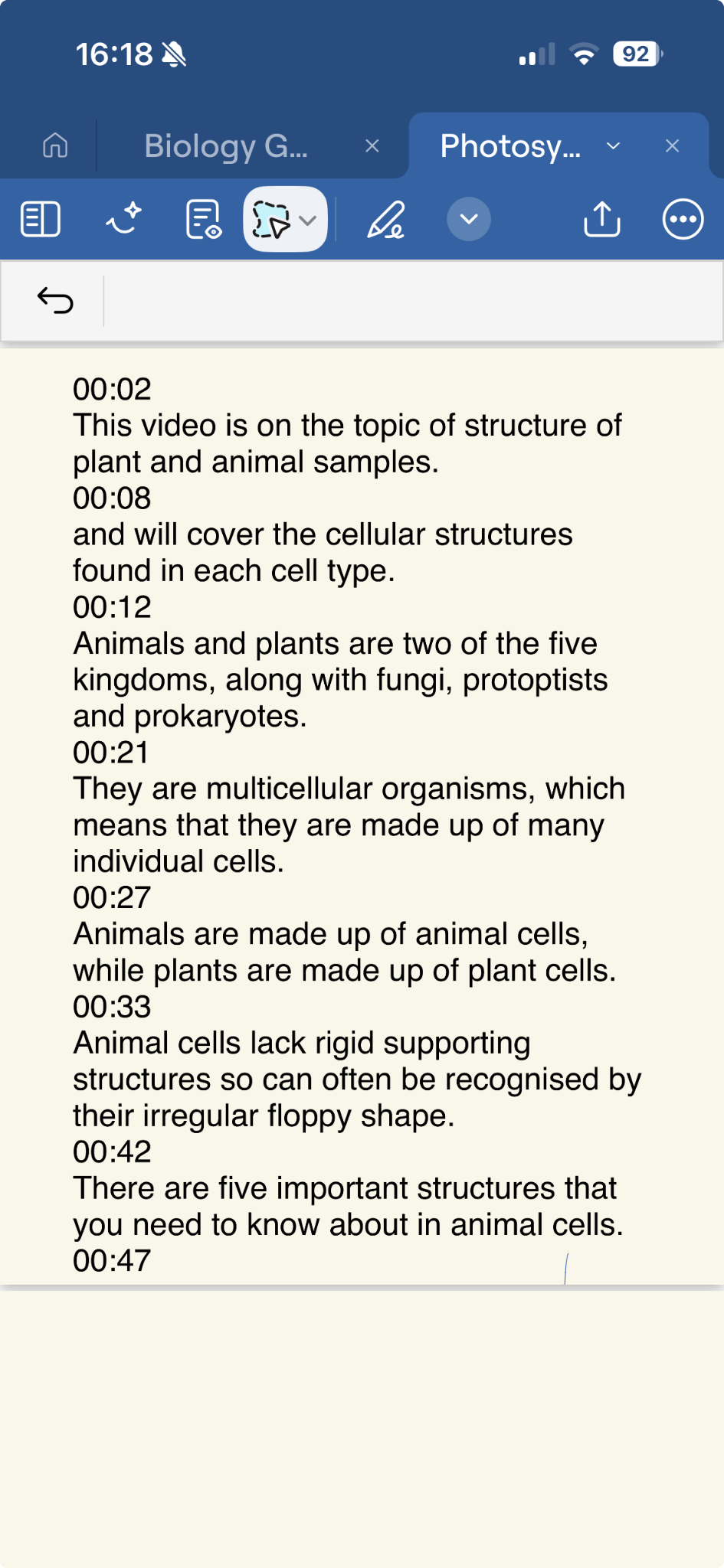 Note-taking app transcript of a GCSE Biology video: it covers plant and animal cell structures, the five kingdoms, multicellular organisms and the irregular shape of animal cells, with timestamps from 00:02 to 00:47.