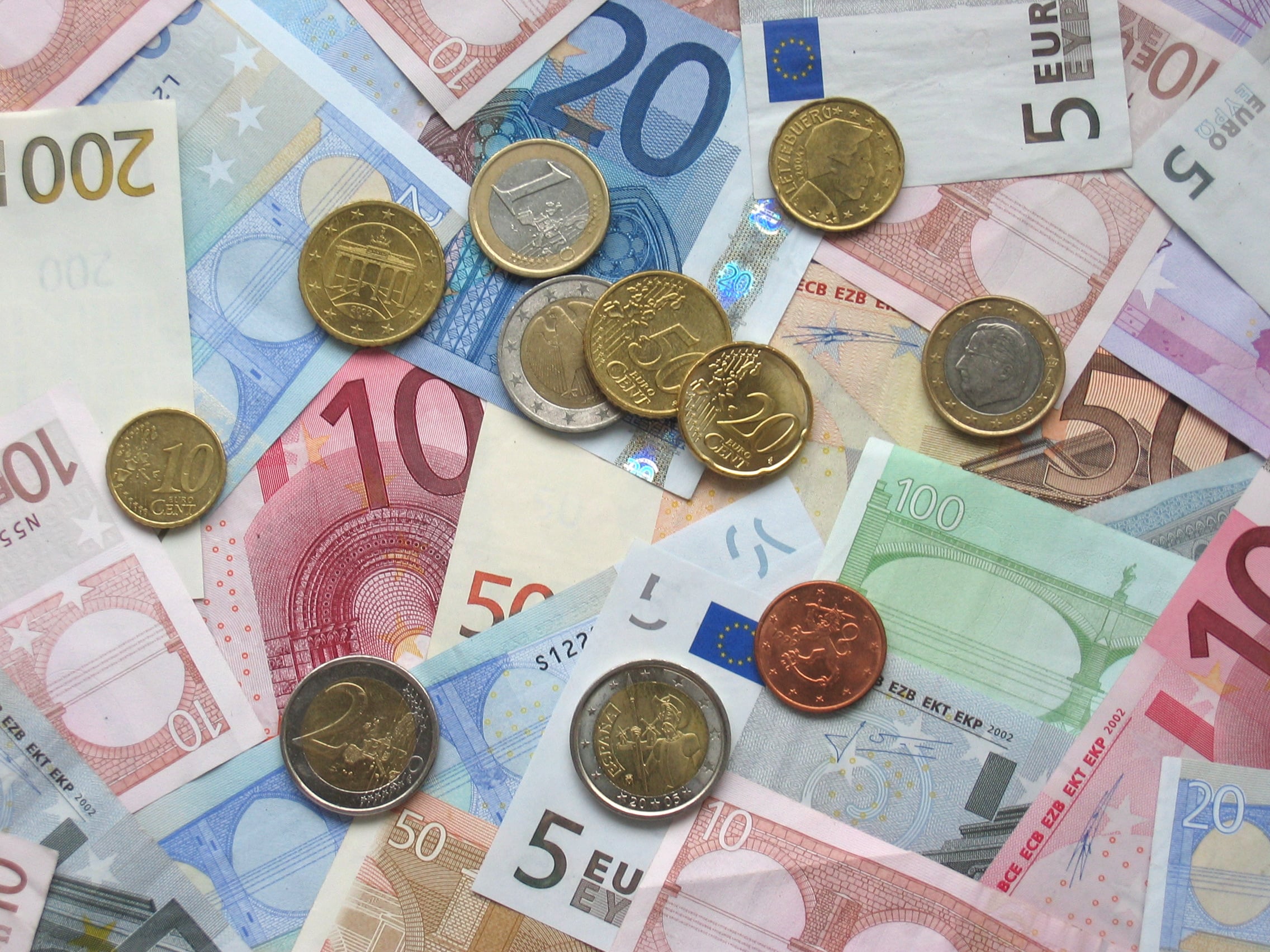 Photograph of euro banknotes and coins in various denominations, including 5, 10, 20, 50, 100 and 200 euro notes, illustrating the single currency discussed in relation to Britain’s decision not to join the euro.